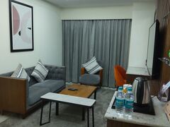 めちゃ良い部屋。リビングルームは独立。座ってる暇はないわ、荷物置き場。