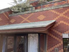 ホテルまではまたまたバス移動('◇')ゞ

来る時にバスを降りた
「ニッテンスズランプラザ
（旧イトーヨーカドー前）」まで戻り
帯広駅方面へ向かうバスで15分ほど

外壁のレンガ模様が特徴的な
「森のスパリゾート 北海道ホテル」
帯広を代表するホテルのひとつで
前々から泊まりたいと思っていました