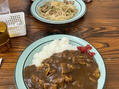 ドライバー交代して車を走らせたものの、相川に着くころには14時半過ぎに。
（相川で食事をするなら『持田家』さんかなー）と考えていたが、
お昼営業は14時まででした。。

ので、『珈琲の家 カフェ ド カトレア』さんとも悩みつつ、
腹ペコの彼のことも考慮し『パーラーつるや』さんでお昼ご飯。
合い掛けメニューも気になったけど、肉パスタともつカレーを。
大盛りじゃないのにこの量！ボリューミー！どちらもおいしかった～