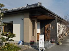 　唐招提寺を後にし、薬師寺へ。道沿いにある「蕎麦切り　よしむら」でランチ。