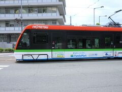 伊予鉄道モハ5000形5002号車は2017年製造で、ファミリーマートのラッピング。