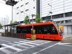 伊予鉄道市内線（路面電車）県庁前停留場（松山市一番町）
花園町通りで見た新型車両、2023年製造のモハ5000形5012号車とまた遭遇しました。