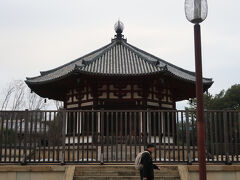 　最も美しい八角堂とされる興福寺北円堂。興福寺を建立した藤原不比等の没後一周忌に建てられた。鎌倉時代に焼失し再建されたが、奈良時代の様子をよく残しているという。中金堂の西側、人通りのないところに建っているからか、普段は非公開だ。
