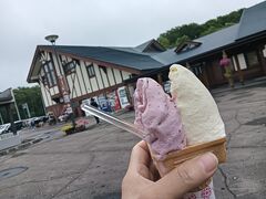 特に欲しいもの無いけど一応道の駅行っとく？

ここにもトウモロコシジェラートは無いか…じゃハスカップとミルクで。

２年前に開陽台で長年探していたトウモロコシジェラートに再会して以降、またも出会うことはない幻のジェラート。。。
いずこに。。。(;´Д｀)