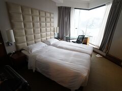 3度目の宿泊ですが、以前泊まったときは狭くてスーツケースが広げられませんでした

空気清浄機、冷蔵庫、電子レンジあり(部屋タイプによると思われる)

今年の初夏頃から無料のプラ系アメニティが禁止されたそうです
歯ブラシもペットの水も無いので持参するか、レセプションで販売しているようでしたので買うかです
