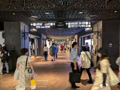 「天神」駅からレトロな「天神地下街」を通って、