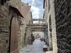 ”聖カタリナ通り”というタリン旧市街で最も美しい通り？と言われている場所。石造りの壁・石畳・アーチが特徴的で中世ヨーロッパにタイムスリップしたかのような錯覚を味わえる。