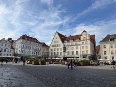 中央広場には、カフェやレストランがあって楽しめる。
夏でも暑くないので、オープンテラス式のレストランで食事をとるのがおすすめ。