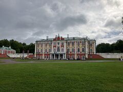 翌朝はトラムに乗って"カドリオルグ宮殿"へ。建物のカラフル具合がロシアっぽい建築様式な気がする。なんとなくだが。中はギャラリーになっていて絵画を楽しめた