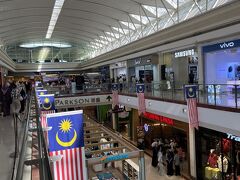 ホテルの目の前にあるアラマンダ ショッピング モールへ。特に買い物はしませんでしたが、地元の人で賑わっていました。