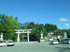 途中に岩木山神社前を通ります。神社の背面には、岩木山が控えています。山自体がご神体であります。これは、四国・石鎚山の神社と同じです。