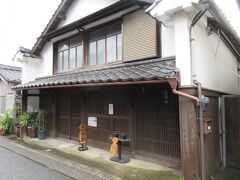 ゆびしょうゆさし ナガオカ
斬新なアイディアの「ゆびしょうゆさし」や「ゆび徳利」を販売しているお店。

隣家との延焼防止のために建てられた防火壁の「うだつ」がついています。