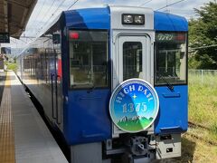 これから乗る小海線の、のって楽しい列車、HIGH RAIL1375。1375は日本の普通鉄道における標高最高地点。昔はJR最高地点と案内してたような…
乗車車両自体は10時頃に小淵沢駅に到着しましたが、ドアが開くのは出発10分前の10時29分。早めに乗れると有難いですが、最近うるさい勤務時間の問題ですかね？乗り場は中間1箇所のみで、アテンダントの検札がありますので指定席券を用意しておきましょう。