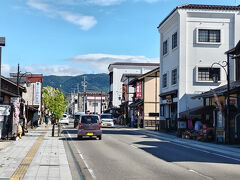 「七日町通り」をのんびりと散歩します。

ちなみに、駅すぐの場所に観光案内所があり、そこで後から乗る予定の まちなか周遊バス のチケットを先にゲット☆
600円で一日乗り放題です。バス車内では販売していません。

1回しか乗らないなら210円払えばいいのですが、何回か乗るなら 一日券 を買った方が得です☆