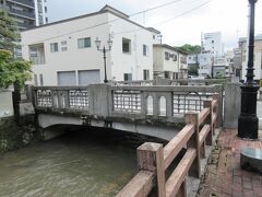 13:57　穂積(ほづみ)橋（宇和島市新町）国の登録記念物
辰野川に架かる橋で、1930年（昭和5年）完成の鉄筋コンクリート橋。長さ9.1ｍ，総幅員7.9ｍ，欄干の高さ0.9ｍ。