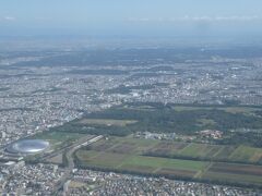機体は、北海道に入り、室蘭や支笏湖などが見えました。

札幌市内に入り、この日の翌日に、51-51を達成したオオタニさ～んがかつて活躍し、最近ネーミングライツで名称が変わった大和ハウス プレミストドームが見えました。

手前には、クラーク博士の像があるさっぽろ羊ヶ丘展望台も見えます。