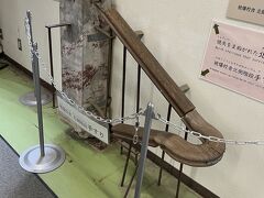 長崎市立山里小学校は１５０年以上の古い歴史を持つ小学校ですが、爆心地から７００メートル。８月で児童は登校していなかったものの、自宅はこの周辺にあったため、多くの児童が犠牲になったと言われています。
また、出勤していた教職員の多くが犠牲になり、建物も大きな被害をうけました。
そんな小学校に設けられた原爆資料館です。