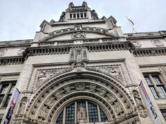 まずは、ヴィクトリア・アンド・アルバート博物館
ここの建築もうっとり素晴らしい。
V＆A博物館と呼ばれています。