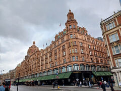 自然史博物館のあと、徒歩15分ほど歩いて、Harrods（ハロッズ）にやってきました。

ハロッズは、以前、日本にも進出していたのでご存知かと思いますが、2016年～2017年に日本撤退していて、もう日本にはなし。