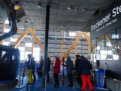 トロッケナーシュテーク Trockner Steg (標高 2939m)でゴンドラを乗り換えます。乗客の殆どがスキーヤーで観光客は少数派。