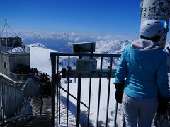 マッターホルン・グレッシャー・パラダイス(標高 3883m)に到着。クライン・マッターホルンとも呼ばれています。こんな絶景の場所に何の苦労もなくたどり着けるなんて、現代技術はすごい。ちなみに山頂までのゴンドラ往復料金は95CHF(16000円)とこれもすごい。