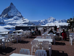 レストハウスに戻りビールを飲んで少し休憩。天気が良くて外は暖かいです。1年前に訪れたニセコと比べると、ツェルマットは国際スキーリゾートとして圧勝です。スキーフィールドは広大・オフピステも豊富・休憩する所も広くて自由に使える、など挙げれば沢山あります。