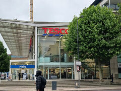ガーデンロッジから近いスーパー「TESCO（テスコ）」に行きました。

TESCOにもいろんな規模があるのだけど、ここはすごく大きいTESCO
思うに、私が泊まっているホテルはいろんなスーパーに近くて、スーパー好きの私には最高の立地だったみたい。