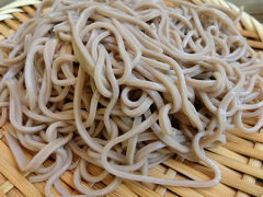 明神池のお隣で食事