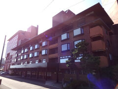 14:30
今宵の宿‥
湯の川温泉ホテル祥苑に着きました。
こちらは、旧 湯の川観光ホテルが伊東園ホテルズとして再生されたお宿です。

予約手配は、JR東日本びゅうダイナミックレールパックを利用。
東京-新青森/新幹線往復+ホテル1泊夕食付(1名1室)で28,500円。
今回は、夕食のみプランで泊まります。

ちなみに、夕食のみ宿だけの値段を調べたら、楽天トラベルで7,898円でした。
では、入りましょう。