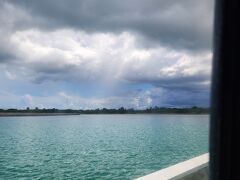 船は全然揺れなくて快適。座席から水面が近いです。
小浜島が見えてきました。
すでにこの時点で海の色がきれい