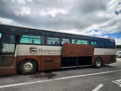 大型バスが船の到着時間に合わせて待っていてくれます。
予約は不要。
この時は写真の大型バスとワゴン車がおり、ワゴン車のほうに案内されてすぐに出発しました。