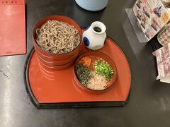 駅の一畑ホテルにあるお蕎麦専門店は15時過ぎて閉まっていたので、駅のラーメン屋さんの「出雲そば」を。。。。