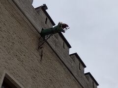 雨どいからの水の吐き出し口でしょうか。
このような造形物、ついつい写真に納めてしまいたくなります。