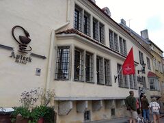 同じくラエコヤ広場に面した市議会薬局Raeapteek。
ヨーロッパで最も古い薬局のひとつなんだとか。

薬局を表す単語、ドイツ語に似ています。
タリンは13世紀半ばにハンザ同盟に加盟し、ドイツからの入植者も多かったとのこと。これらの影響もあるのかもしれませんね。

…ハンザ同盟！遥か昔、世界史の授業で出てきた「ハンザ同盟」という言葉に、数十年ぶりに出会うとは！このような機会に世界史の教科書を紐解いていけば、賢くなれるかもしれませんねぇ。