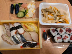 一人飲み大会のスタートです！
今晩の夕食はこちらです！
魚、魚、魚です。
今日は、魚オンリーです。
岡山グルメ、意外と思い浮かばくないですか？
まあ、瀬戸内海の海の幸にターゲットを絞りました。