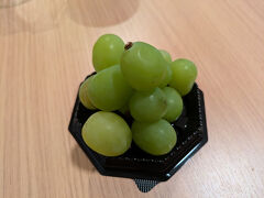 お昼のデザートは、桃だったので、やっぱりシャインマスカットを食べたいよね。
お一人様用に小分けしたシャインマスカットが売っていたので、迷わずお買い上げです。
何種類かありましたが、岡山県産を間違えずにチョイス。
山梨県産も売っていました、危なかったぁ～。
シャインマスカット（1280円）です。
いいお値段しますわね。
そりゃ、シャインマスカットだもんね。
普段なら絶対に買わないけど、旅に出たら、好きなものを食べますよ。
皮ごと食べました。
個体差がかなりあったけど、瑞々しくて、サッパリとした甘さの粒がたくさん。
これは美味しいね。
昼は桃?、夜はシャインマスカットぶどうとは贅沢だね。

この後、ぐっすりと寝ることができました。