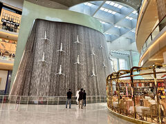 続いてやってきたのは人口の滝。
人が飛び込みをしているようなオブジェがシュールです。
右側はシンガポール発のティールームのTWGでアジアンマダムがお茶してました。