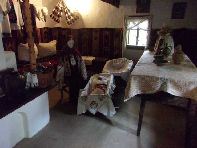 インテリア雑誌に出てきそう。<br /><br />画面中央にはゆりかごと赤ちゃん。