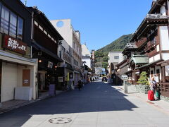 こんぴら表参道へ

お土産屋さんは10時前は開いてませんでした