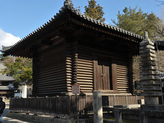 　法華堂経庫。正倉院と同じく校倉造の建築様式だ。時代も古く、正倉院や転害門、三月堂などと同じく奈良～平安時代の建築物だと推測されている。場所は二月堂や三月堂、四月堂などが位置する上院エリアの一角。