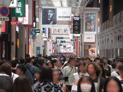 いつ来ても 混んでいる
心斎橋筋商店街を進み
　