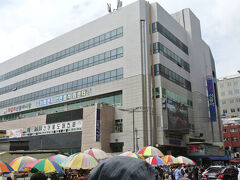 チャガルチ市場は昔ながらの屋外でパラソルの下で、商っている人もいますが、ほとんどの店は今はビルの中に店を構えています。