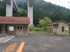 蛇滝口を少しだけ過ぎたところにある広場です。蛇滝コースを使うときは、ここでトイレを済ませるのが便利です。