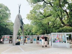 原爆の子像の下には折鶴