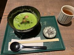 お抹茶にお団子を食べました。
美味しい！
小さな昆布つき。