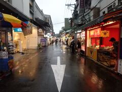 剣潭駅からちょっと歩いて訪れたのは士林夜市。MRT淡水信義線に「士林」という駅があり、そこからも夜市へ同じようにアクセスできるが台北中心部から行くなら剣潭駅で下車するのが便利だ。

で、ご覧の通り雨は止まず....。
