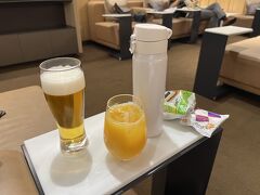 帰りもプラチナの恩恵でANAラウンジに入ります。帰りに運転があるので自分はオレンジジュースで我慢！