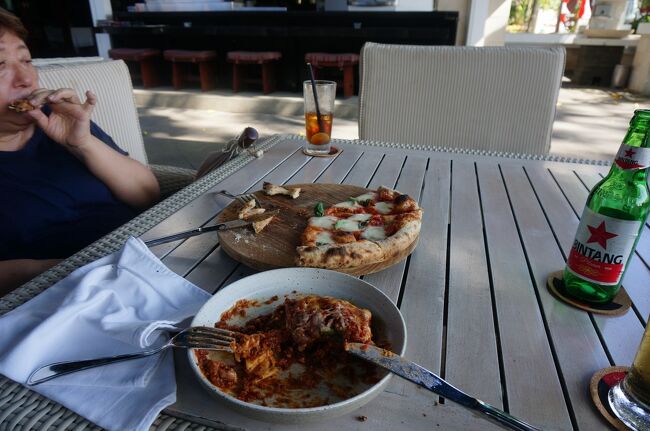 中をふらついた後、取り合えず適当に昼食