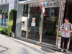 名鉄バスセンターの待合所にて着替えをしたら次の場所へ。
名古屋に来たからにはモーニングをいただこうではないか。

前回の反省を生かして開店３０分前にお店に到着。
「クックタウン」