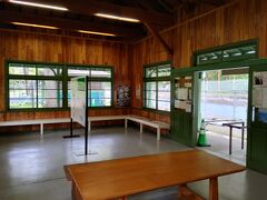 11:45　旧神居古潭駅舎（復元）休憩所として利用できます
外に見える建物はトイレ